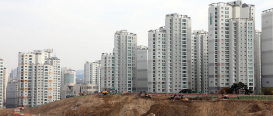 정부가 집값 안정화를 위해 6일 강남 4구와 마용성(마포·용산·성동) 등 서울 27개 동에 민간택지 분양가 상한제 적용을 발표했다. 사진은 이날 마포구 아현2구역 재건축 공사현장 모습.    연합뉴스